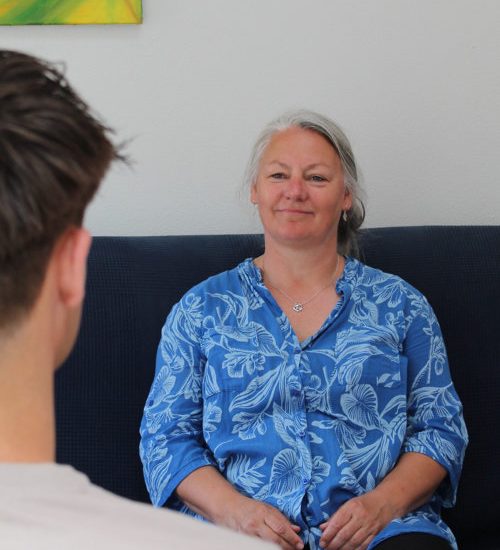 Ulla-lytter-til-person Psykoterapi til hjælp mod angst, stress, tankemylder, parforhold, relationer og personlig udvikling